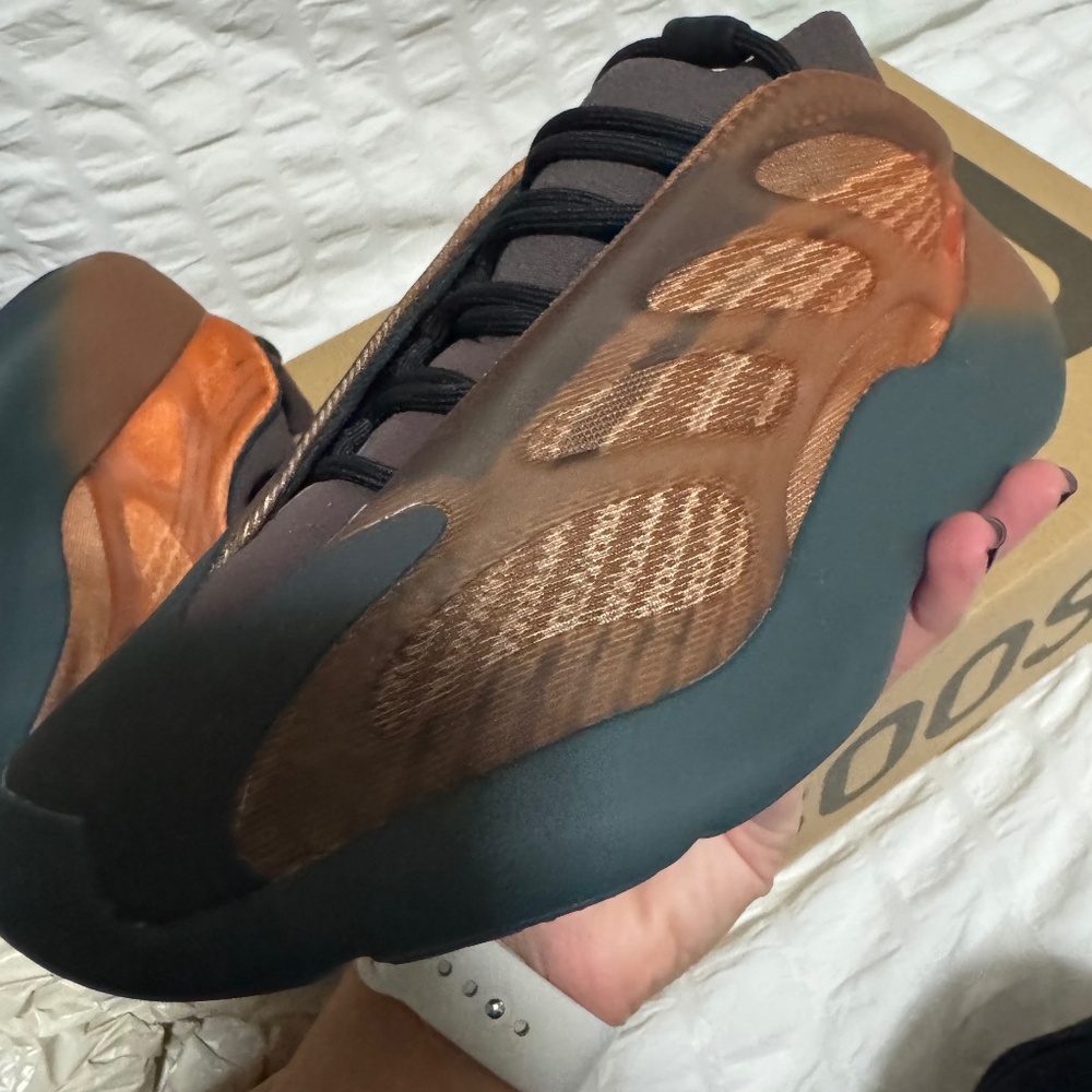 YZY 700 V3 copper fade